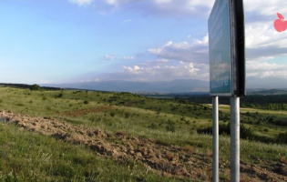 Окруженное бороздами село Кнолеви