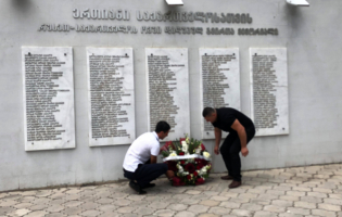 Члены Национального движения в Гори возложили венок к мемориалу погибших во время русско-грузинской войны 