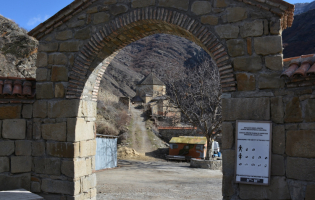 ატენის სიონში მოკლე კაბებით და შარვლებით შესვლა  აიკრძალა