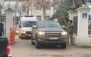 სააკაშვილი თბილისის სასამართლოში გადაიყვანეს