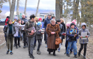 კოშკასა და მერეთში სკოლებს კომპიუტერები და წიგნები აჩუქეს