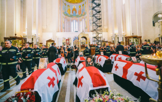 გუდაურთან ტრაგიკულად დაღუპული მფრინავები და მაშველები სამხედრო პატივით დაკრძალეს