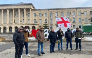 ცხინვალის საპატიმროში მყოფ მამუკა ჩხიკვაძის მეგობრები გორში აქციას მართავენ