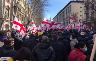 გორელი აქტივისტები პარლამენტის შენობის წინ მიმდინარე აქციას ფილარმონიის მხრიდან უერთდებიან