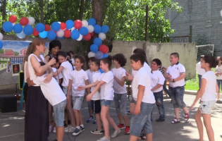 ამერიკის უნივერსიტეტის სკოლამ მე-4 კლასს გრანდიოზული ღონისძიება მიუძღვნა [R]