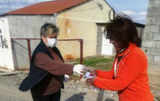 Галина Келехсаева раздала маски в подарок населению в Шавшвебском посёлке беженцев 